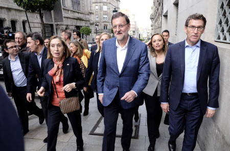 <p>Feijóo pasea acompañado de Rajoy y Pastor por las calles de Vigo en 2015.</p>