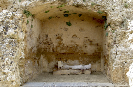 <p>Una de las tumbas de la necrópolis de Sevilla (Conjunto arqueológico de Carmona).</p>