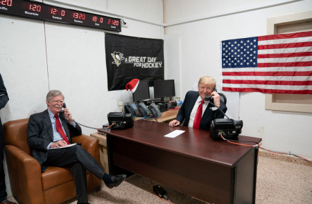 <p>Donald Trump y John Bolton, durante su visita a la base aérea de Al-Asad en Irak en diciembre de 2018.</p>
