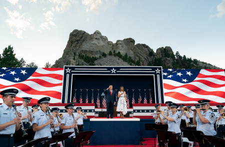 <p>Donald Trump durante su visita al Monte Rushmore (Dakota del Sur).</p>