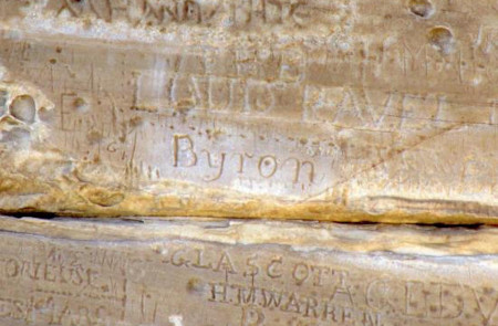 <p>Grafiti de Lord Byron en el templo de Poseidón, en el cabo Sunión. </p>