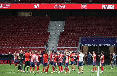 <p>Los futbolistas del Atleti agradecen a su afición con un aplauso en el estadio vacío.</p>