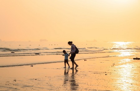 <p>Mujer y niño en una playa.</p>