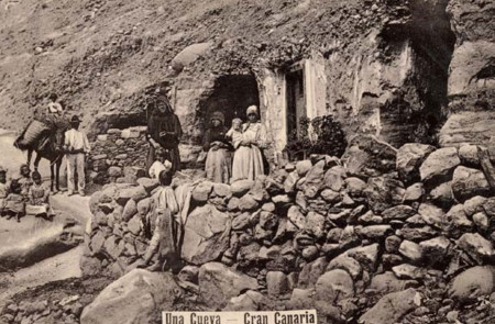 <p>Descendientes de negros en una cueva en Gran Canaria (sin fecha).</p>