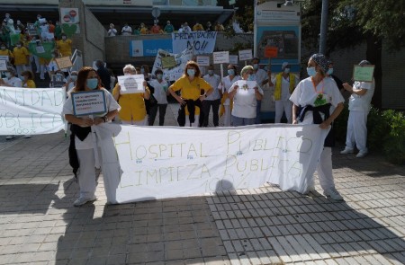 <p>Concentración de las limpiadoras del Hospital Gregorio Marañón contra la privatización el 11 de junio.</p>