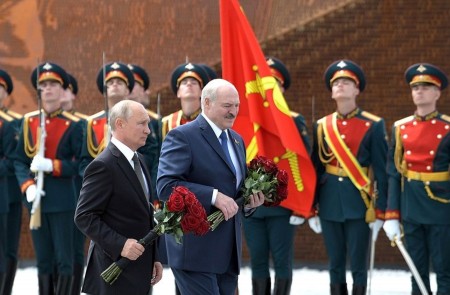 <p>Putin y Lukashenko, en la ceremonia de inauguración del Monumento al Soldado Soviético en la ciudad de Rzhev el pasado 30 de junio.</p>