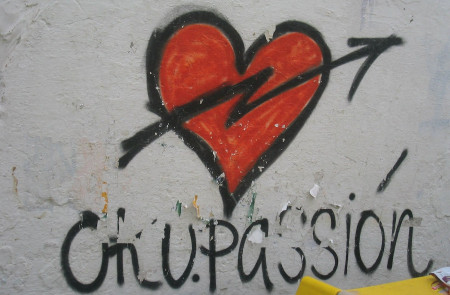 <p>Grafiti de apoyo a la okupación, en el barrio de La Macarena, en Sevilla. </p>