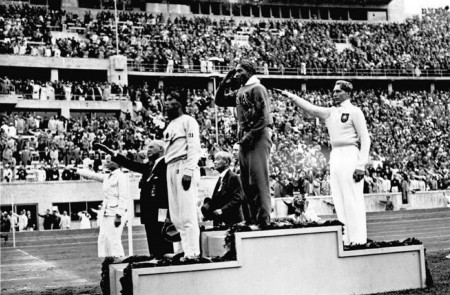 <p>Podio de la prueba de salto de longitud en los JJ.OO. de Berlín de 1936. En el centro, el ganador, Jesse Owens.</p>