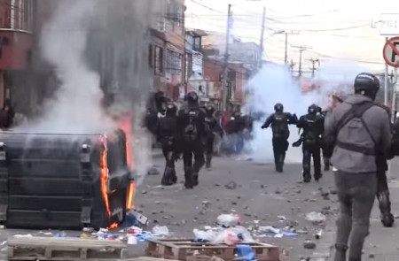 <p>La policía avanza hacia los manifestantes en Bogotá el 9 de septiembre.</p>