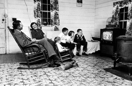 <p>Una familia viendo la televisión. </p>