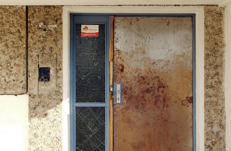 <p>Apartamento con la puerta forzada tras un desahucio.</p>