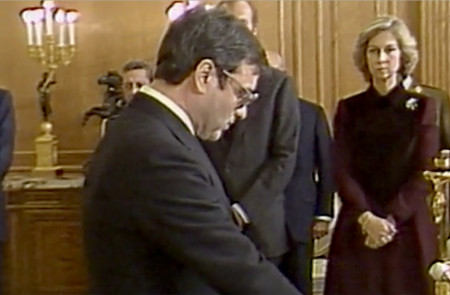 <p>Martín Villa tomando posesión de su cargo ante el rey Juan Carlos I y la reina Sofía (1976).</p>