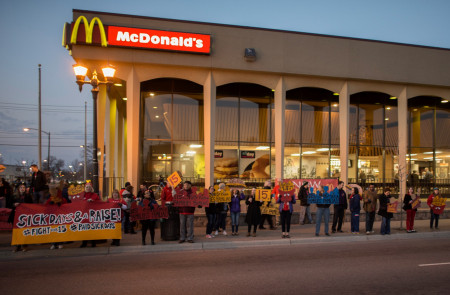 <p>Huelga de trabajadores en McDonald's en 2016 (Minesotta, EE.UU).</p>