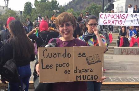 <p>La editora Chilena Malala, durante una manifestación en contra del Gobierno de Piñera.</p>