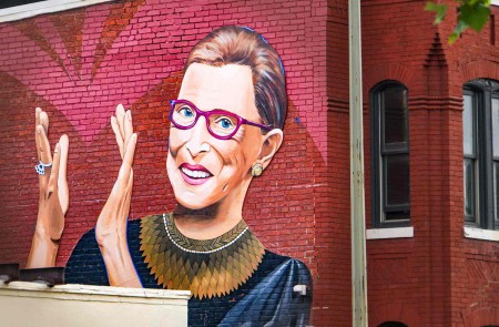 <p>Mural de Ruth Bader Ginsburg, en Washington D.C. </p>