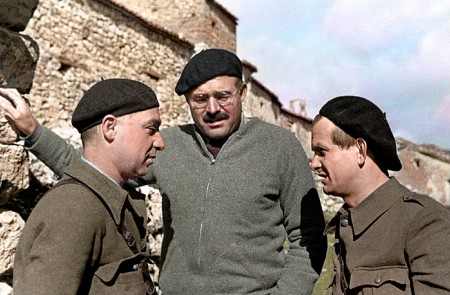 <p>Hemingway (centro) con Ehrenburg y Regler, ca. 1937. </p>