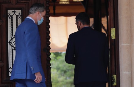 <p>Felipe VI recibe a Pedro Sánchez en Marivent (agosto 2020).</p>