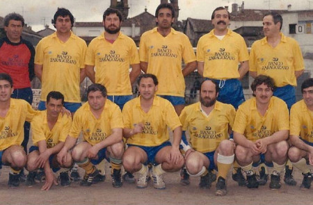 <p>Sito Miñanco (segundo por la derecha, fila de abajo) en un equipo de veteranos del Cambados.</p>