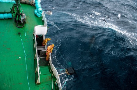 <p>Aguas revueltas junto al cerco pesquero del palangrero. (Enero de 2019, Antártida).</p>