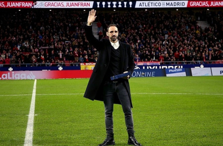 <p>Juanfran, en el homenaje celebrado el 14 de diciembre de 2019 en el Wanda Metropolitano tras su marcha del Atleti.</p>