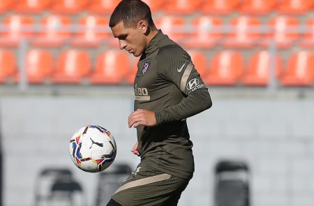 <p>Lucas Torreira entrenando con el Atlético de Madrid.</p>