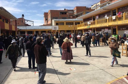 <p>Votantes durante la jornada electoral en Bolivia.</p>