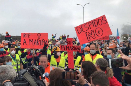 <p>Miles de personas cortan la A-8 en protesta por los despidos de Alcoa.</p>