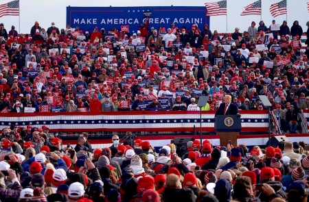 <p>Donald Trump se dirige a sus seguidores en un mitin en Pensilvania este sábado 30 de octubre.</p>