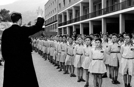 <p>Niños en formación ante un sacerdote. Foto del libro Los internados del miedo. </p>