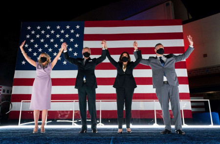 <p>Joe Biden y Kamala Harris, con sus respectivos cónyuges, en un mitin.</p>