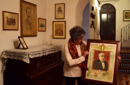 <p>María José Navarro Azaña sostiene un retrato de su tío abuelo, Manuel Azaña.</p>