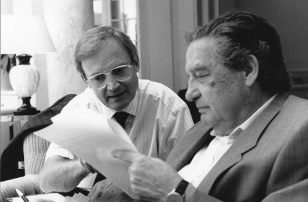 <p>Octavio Paz trabajando con Hans Meinke a mediados de los noventa. </p>