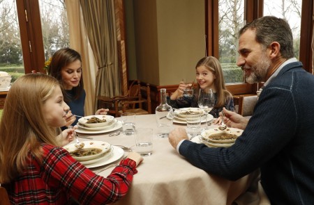 <p>Los reyes almuerzan con sus hijas. La imagen fue difundida por el 50 cumpleaños de Felipe VI.</p>