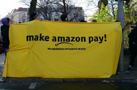 <p>Manifestación 'Make Amazon Pay' en Berlín, el pasado 24 de noviembre de 2017. </p>