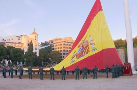 <p>La Guardia Civil arría la bandera española en Colón por su 175 aniversario el pasado 2019.</p>