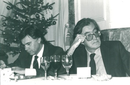 <p>Felipe González y Javier Pradera durante la entrega de los premios ‘Francisco Cerecedo’ (1984).</p>