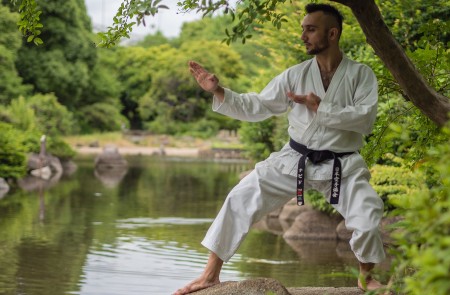 <p>Un hombre practica karate en un parque de Tokio.</p>