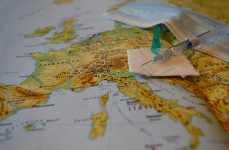 <p>Mapa de Europa con una jeringuilla y una mascarilla encima.</p>