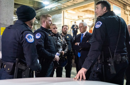 <p>Mike Pence, vicepresidente de EE.UU., con la policía de Capitol Hill tras el asalto. </p>