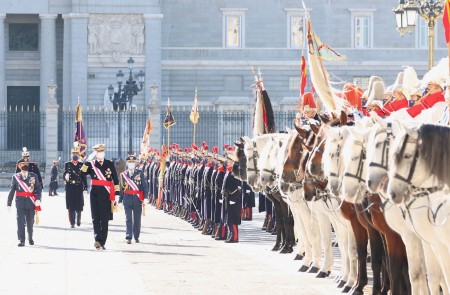 <p>Felipe VI pasa revista a la Guardia Real, en la Pascua Militar.</p>
