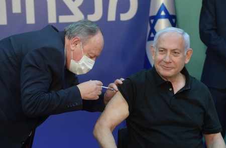 <p>El primer ministro de Israel, Benjamin Netanyahu, recibe la vacuna contra el covid-19.</p>