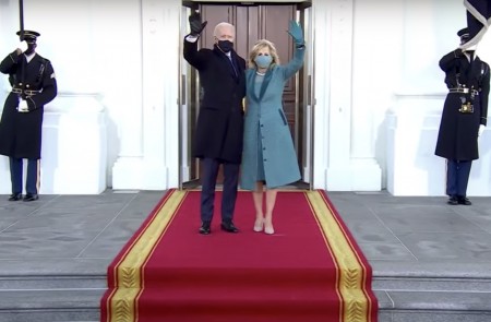 <p>Joe Biden en la toma de posesión a punto de entrar en la Casa Blanca junto a su mujer, Jill Biden.</p>