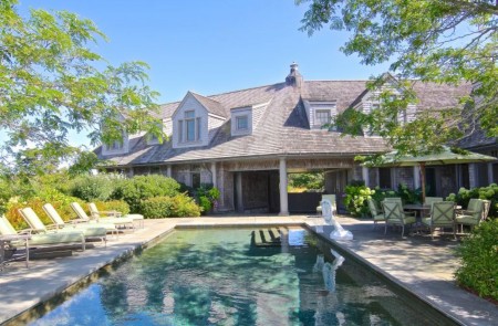 <p>Jardín y piscina de la mansión que quiere comprarse la pareja Obama en Martha’s Vineyard.</p>