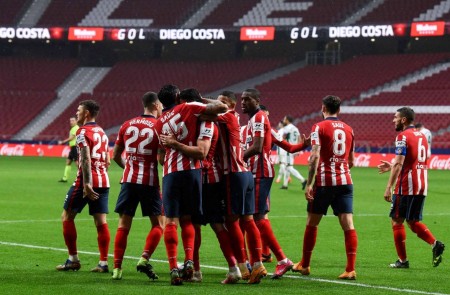 <p>Los jugadores del Atleti felicitan a Diego Costa tras el 3-1 contra el Elche.</p>