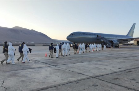 <p>Deportación de 100 personas desde la Base Aérea de los Cóndores (Chile).</p>