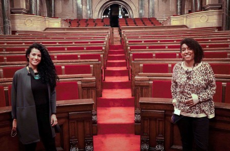 <p>Jess González (izda.) y Basha Changuerra (dcha) en el Parlament.</p>