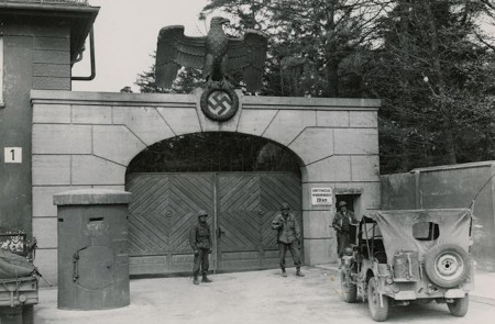 <p>Entrada principal del campo de concentración de Dachau (1945).</p>