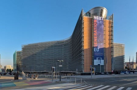 <p>Sede de la Comisión Europea (Bruselas) con un cartel promocional de los fondos Next Generation.</p>