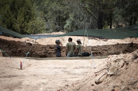 <p>Miembros de la Fundación Aranzadi trabajan en una fosa en 2011 en la provincia de Burgos.</p>