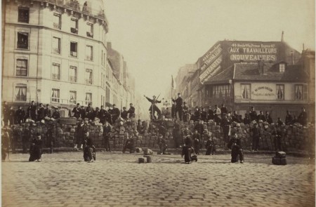 <p>Guardias nacionales en una barricada de Belleville, el 18 de marzo de 1871.</p>